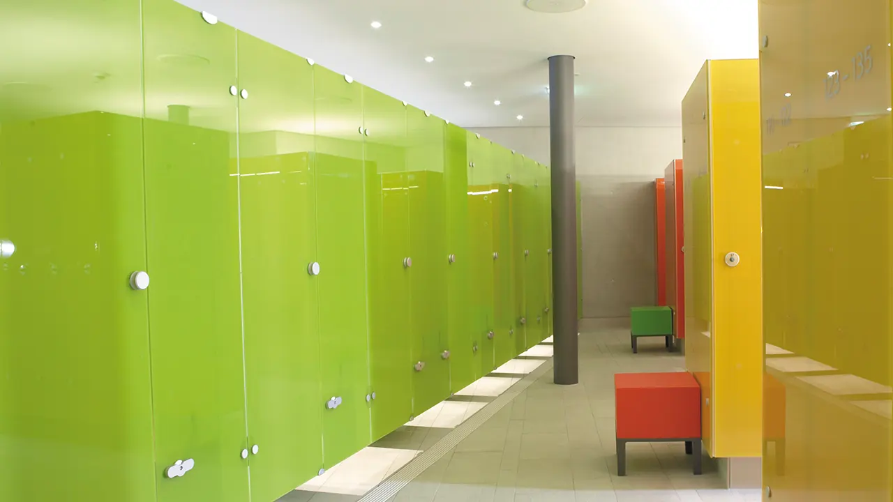 Umkleidekabinen mit Zentralfuß für Schwimmbäder und Thermen